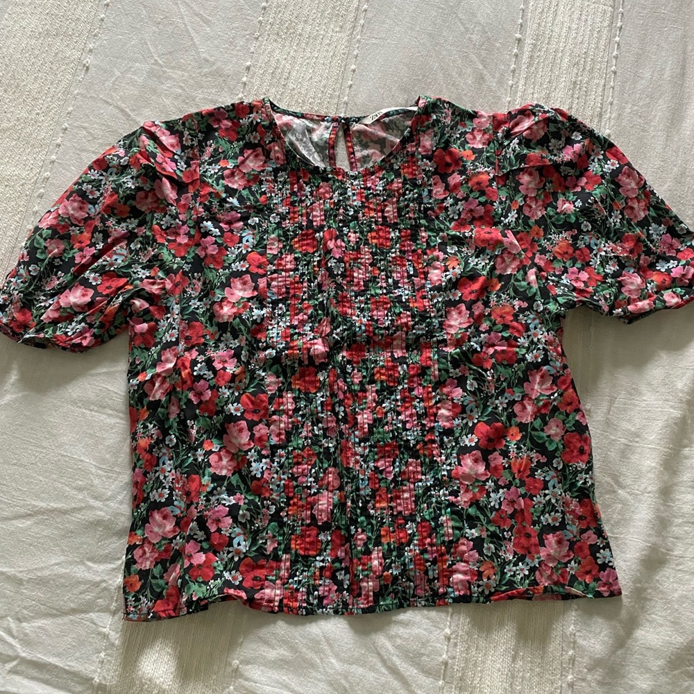 Zara M Black Floral Top with puffy sleeves